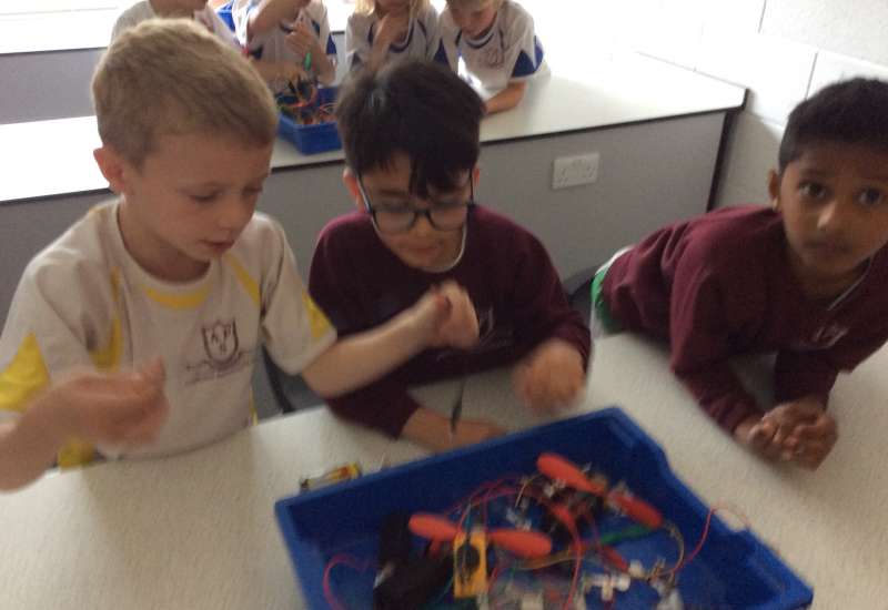 Year 2 use the new Science Lab at Marlborough Road