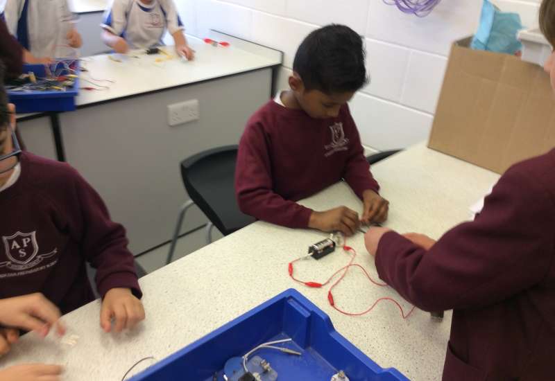 Year 2 use the new Science Lab at Marlborough Road